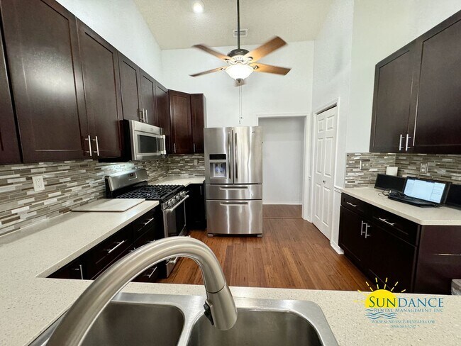 Building Photo - Stunning South Crestview Home with many Custom Details!