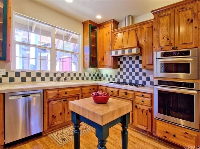 Building Photo - 1865 Vineyard Dr