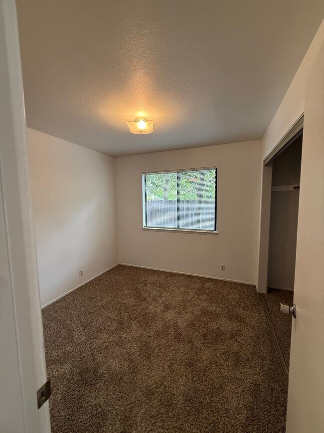 Building Photo - Beautiful 3 Bed, 2 Bath Home in Prime Location