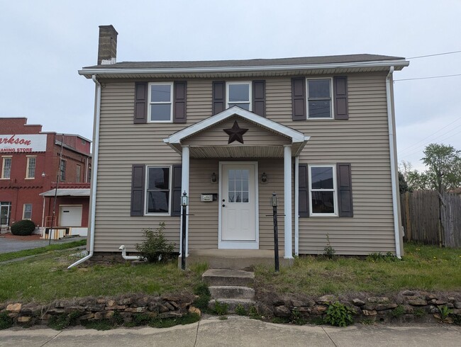 Primary Photo - 219 Main St