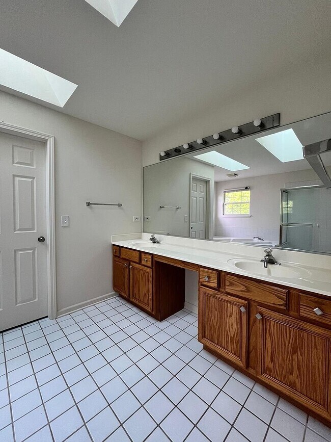 Building Photo - 2803 Bluewater Cir