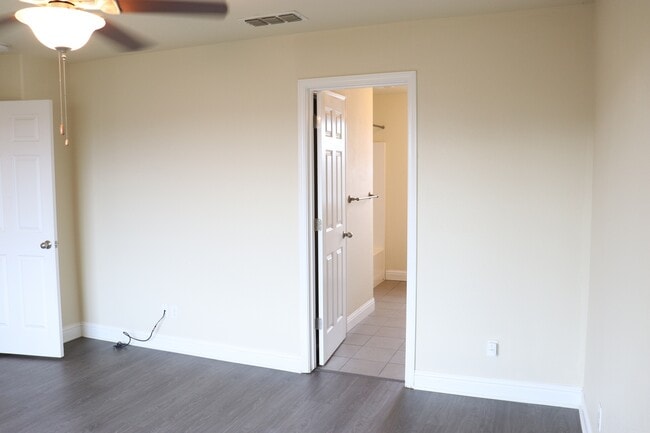 Building Photo - 864 Pinewood Ave