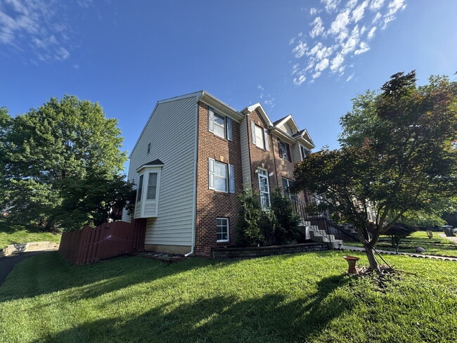 Building Photo - Spacious End-Unit Townhome in a Prime Comm...