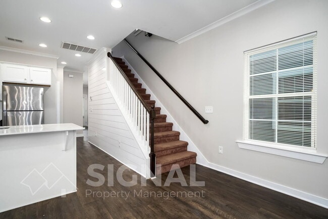 Building Photo - 215 Creek Run Way