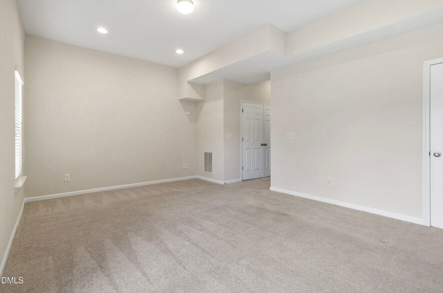 Building Photo - 305 Anterbury Dr