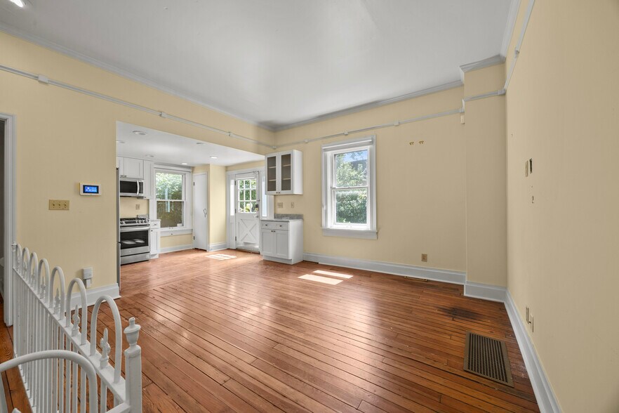 Family Room - 545 S 6th St