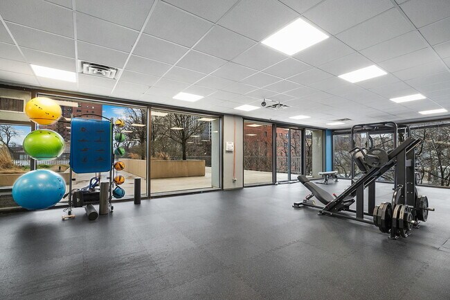 Building Photo - 4343 N Clarendon Ave