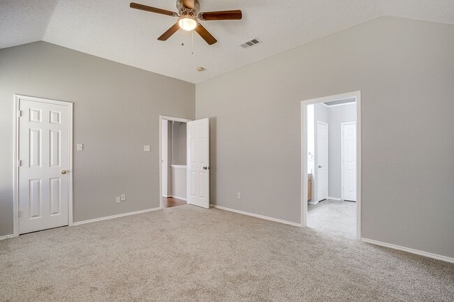 Building Photo - Spacious 3 Bedroom, 2 Bath Home Waiting fo...