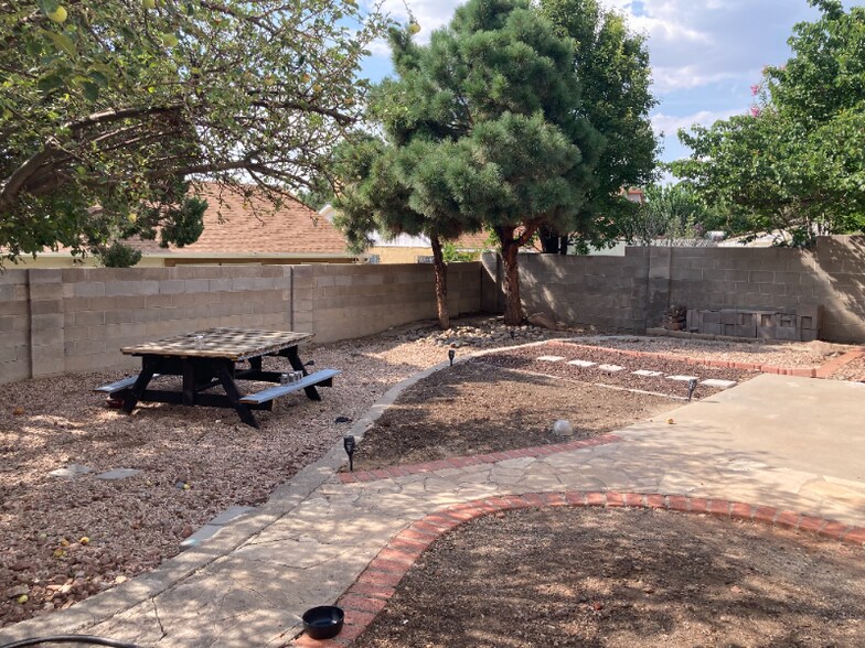 Building Photo - 5501 Vista Sandia NE