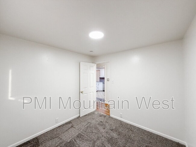 Building Photo - 698 Doren Dr