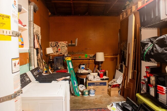 Building Photo - Three Bed Two Bath Home