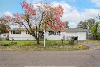 Building Photo - Updated Three Bedroom Home in Oregon City!