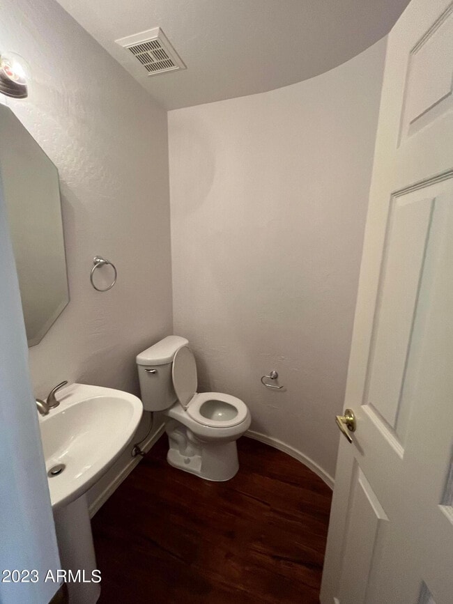 Building Photo - 1301 E Briarwood Terrace