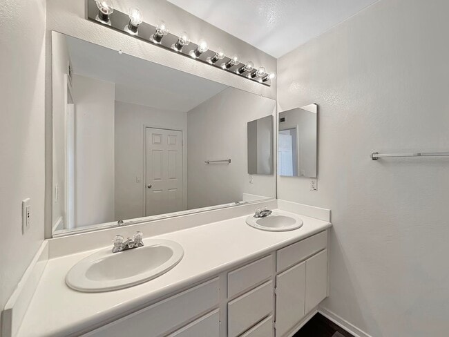 Building Photo - Beautiful 5BD/3BA House in Otay Ranch W/ W...