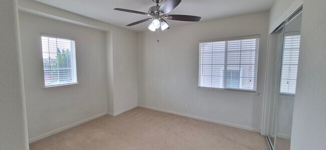 Building Photo - 2080 Mariposa Dr