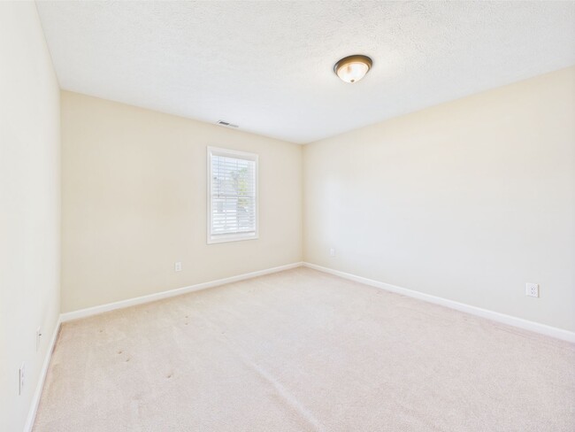 Building Photo - Bright & Spacious 4-Bedroom Home Located i...