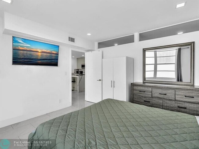 Building Photo - 3725 S Ocean Dr