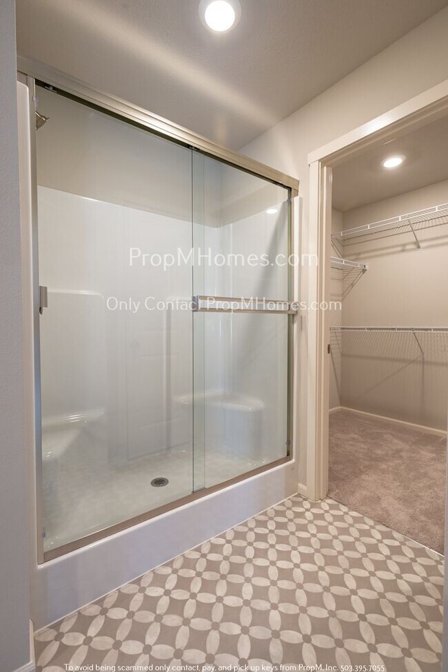 Building Photo - Discover Your Dream Home: Gorgeous Three B...