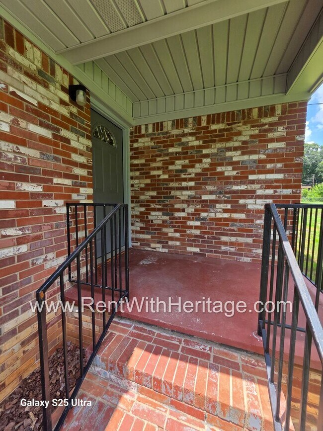 Building Photo - WOW!!! GORGEOUS RANCH WITH MANY UPGRADES / GREAT LOCATION/ PRIVATE YARD