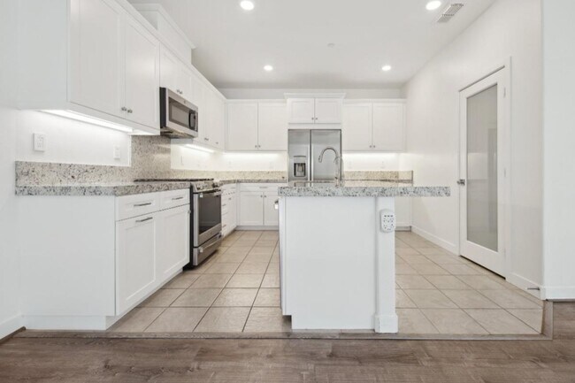 Building Photo - 275 Carmona