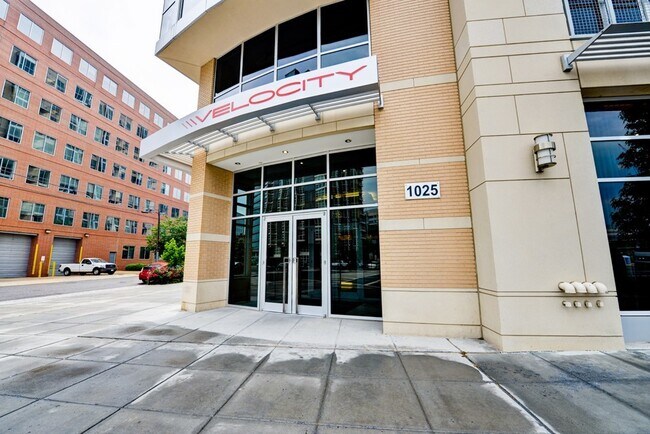 Building Photo - Modern 2br/2ba at Navy Yard