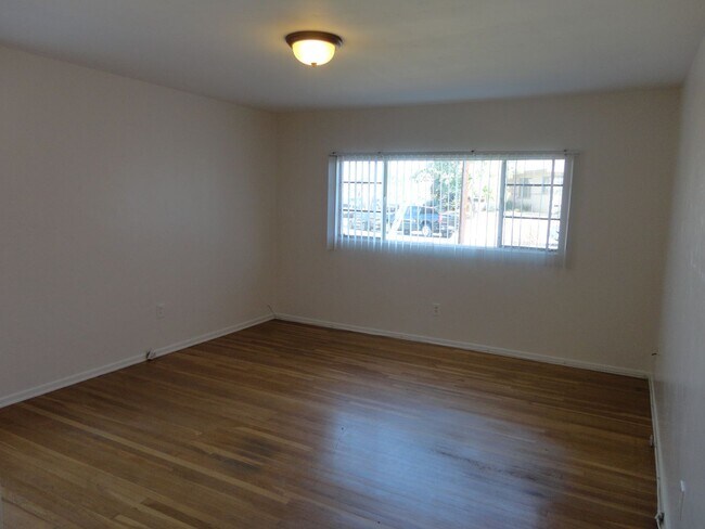 Building Photo - Close to SDSU 4 Bedroom Home!!