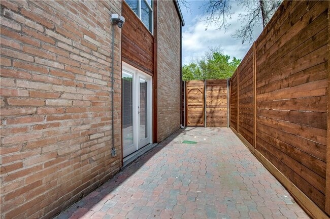 Building Photo - Adorable Condo in Oak Lawn!