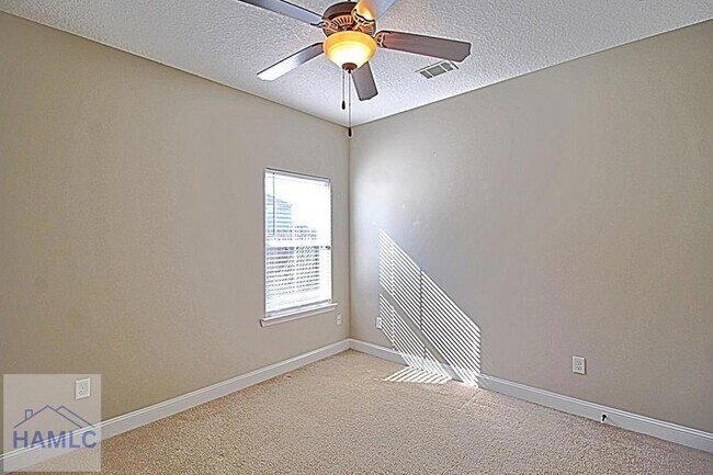 Building Photo - 582 Burke Dr