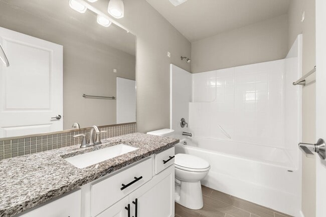 Building Photo - 2122 W Summit Pkwy