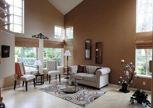 Building Photo - The perfect 3 Bed 3 bath Townhouse