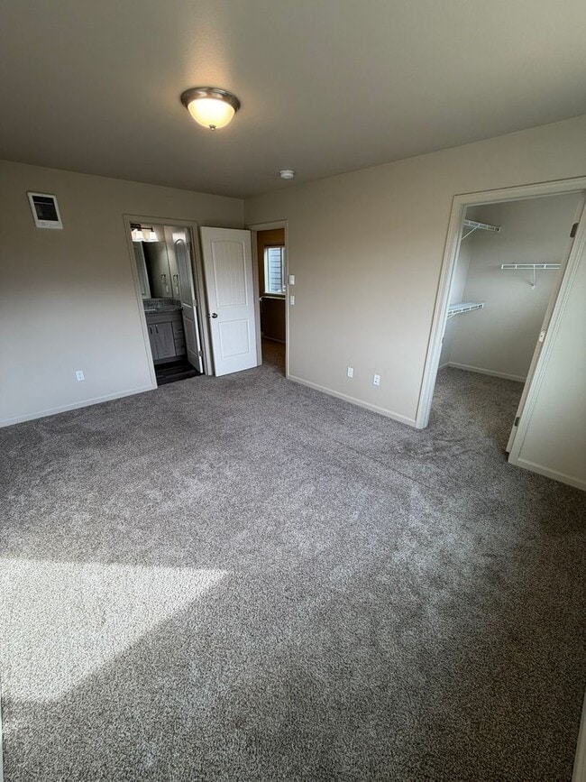 Building Photo - **MOVE IN SPECIAL!** 3 Bedroom Duplex Close to Shopping and Schools!