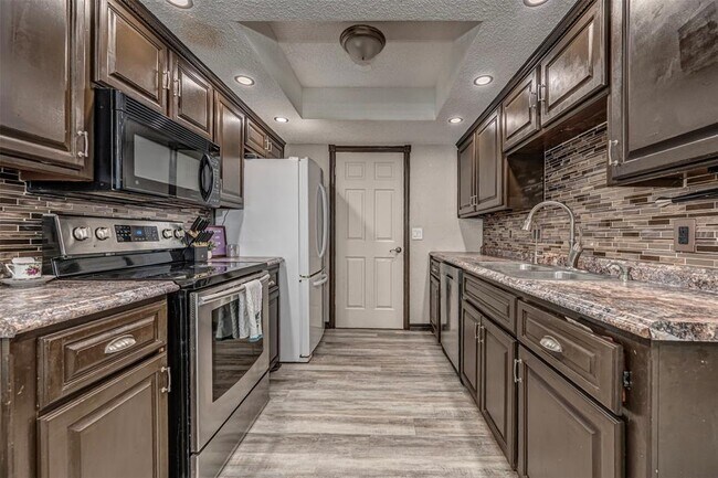 Building Photo - 8421 Woodhue Dr