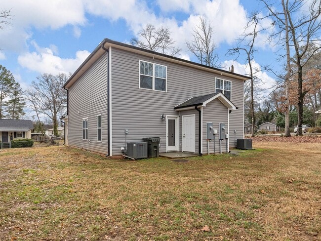 Building Photo - Charming two bedroom two and a half bathroom ready for you to call home!
