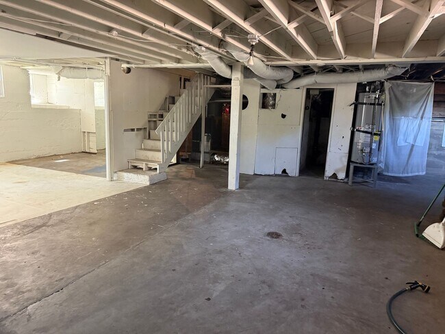 Building Photo - 4 Br, 2 Ba with kitchen appliances and bas...