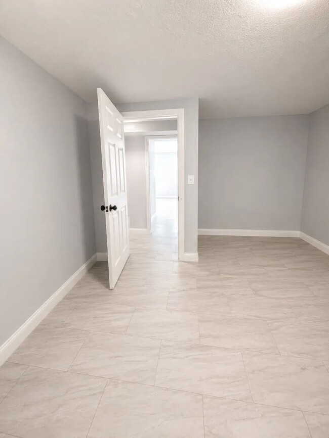 Building Photo - 2 Bedroom