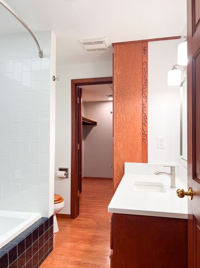 Building Photo - 4BD/2BA SUBURBAN HOME IN COBURG