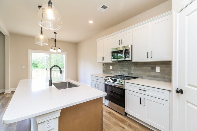 Building Photo - Beautiful 4BR 2.5BA Home w/ Full Appliance Kitchen • Garage Parking •