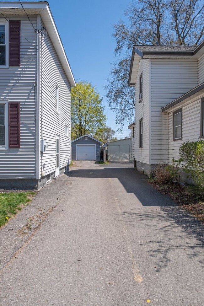 Building Photo - Charming 3 bedroom