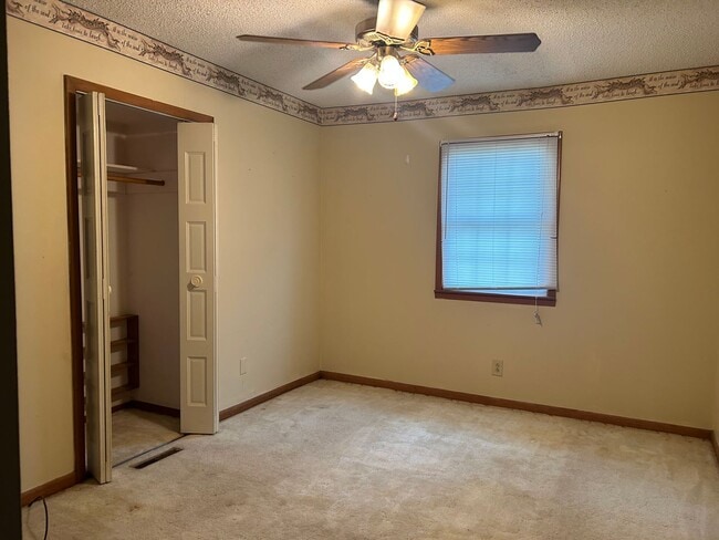 Building Photo - Very spacious 4 bedroom, 2 bath home in Kickapoo Schools! This will go fast!