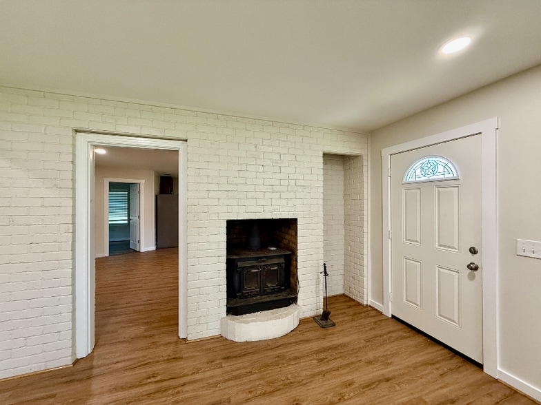 Building Photo - 3906 E Denman Ave