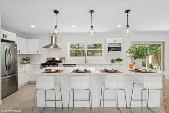 Building Photo - 30 Crescent Dr