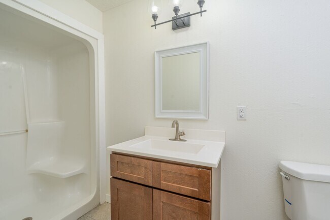 Building Photo - 4 BEDROOM 3 BATHROOM HOUSE FOR RENT