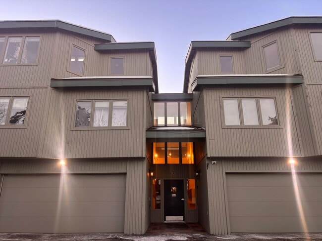 Building Photo - Perfect 2 Bed/2 Bath Downtown Condo w/Washer and Dryer Included!