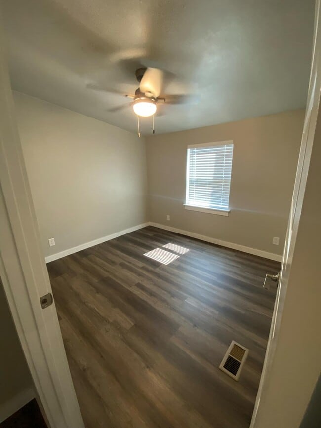 Building Photo - 136 Marie Dr