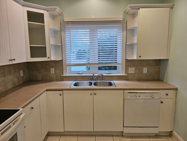 Building Photo - Southport - 3bedroom, 2 bath Townhouse