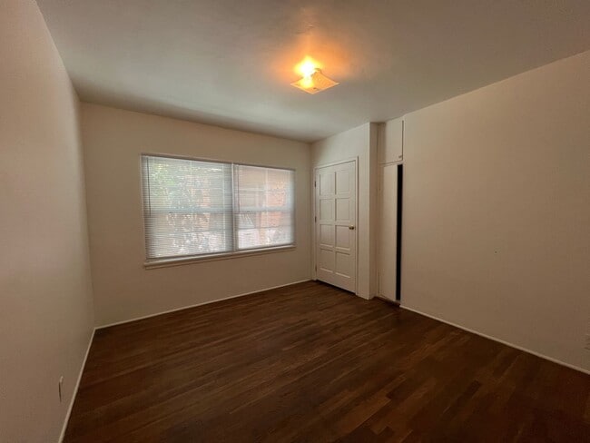Building Photo - 3 Bedroom Midtown Ventura 1938 Charmer!