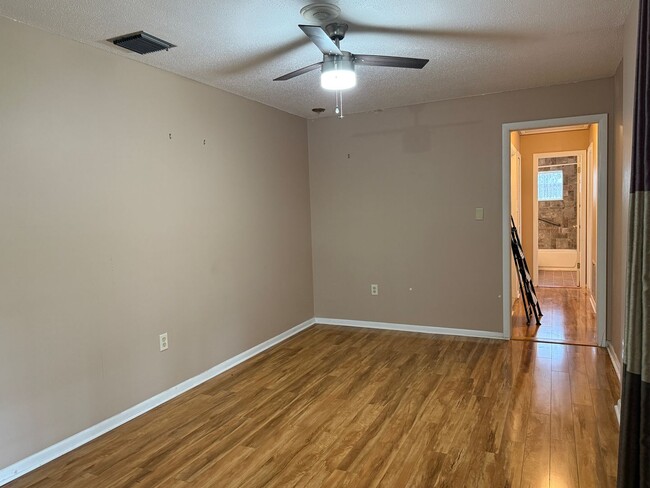 Building Photo - Englewood Park 3 bedroom, 2 bath available...