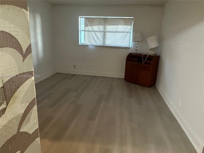 Building Photo - 410 SE 2nd St