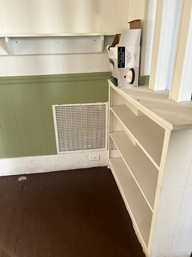 Building Photo - 206 Dallas St