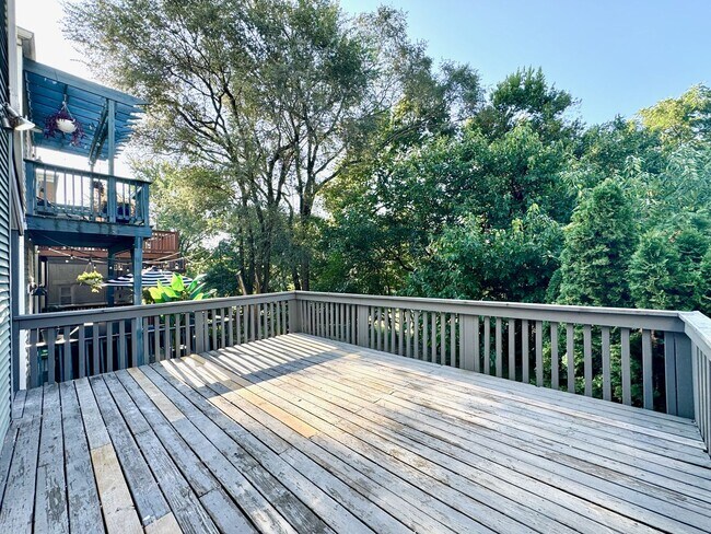 Building Photo - 4 bed/2 full bath Rental on Warner - Mins ...